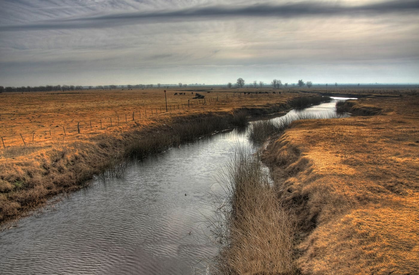 Bewässerungsgraben in der Pampa